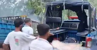 গাজীপুরে গরুচোর সন্দেহে গণপিটুনিতে নিহত ৩, পিকআপে আগুন
